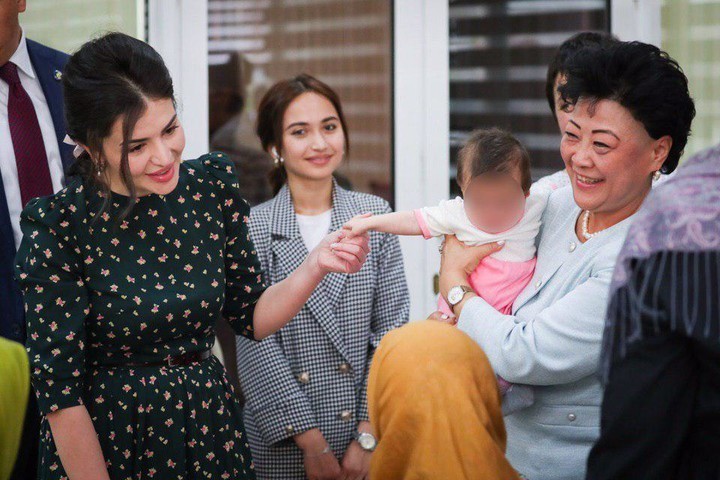 Шахноза Мирзиёева (слева)