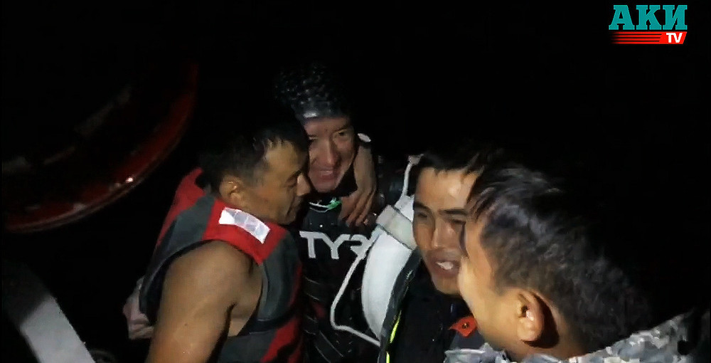 Момент, когда Эркин Асрандиев доплыл до берега