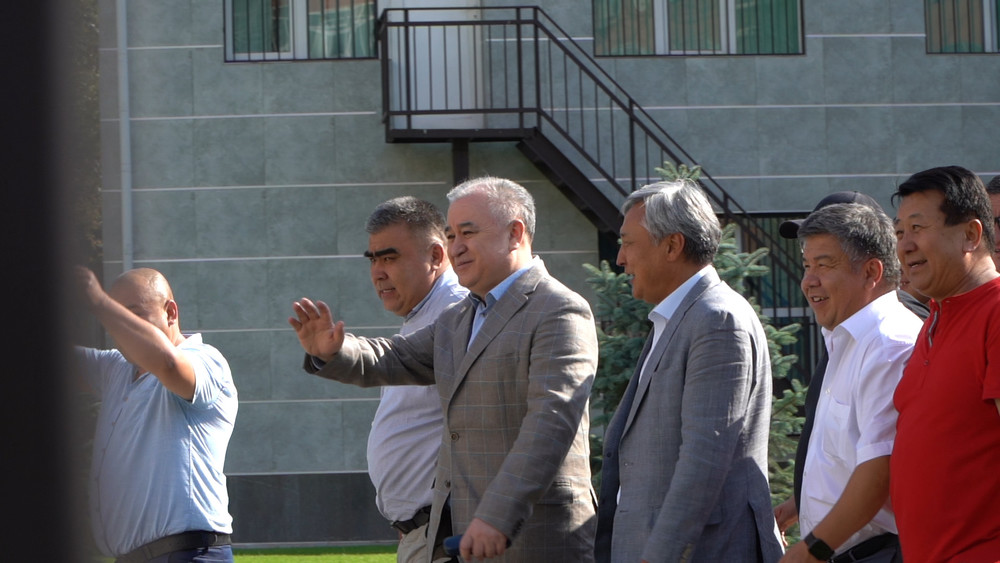 Өмүрбек Текебаев менен Дүйшөн Чотонов үй камагына чыккан учур