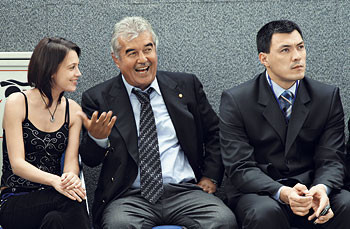 Салим Абдувалиев в центре