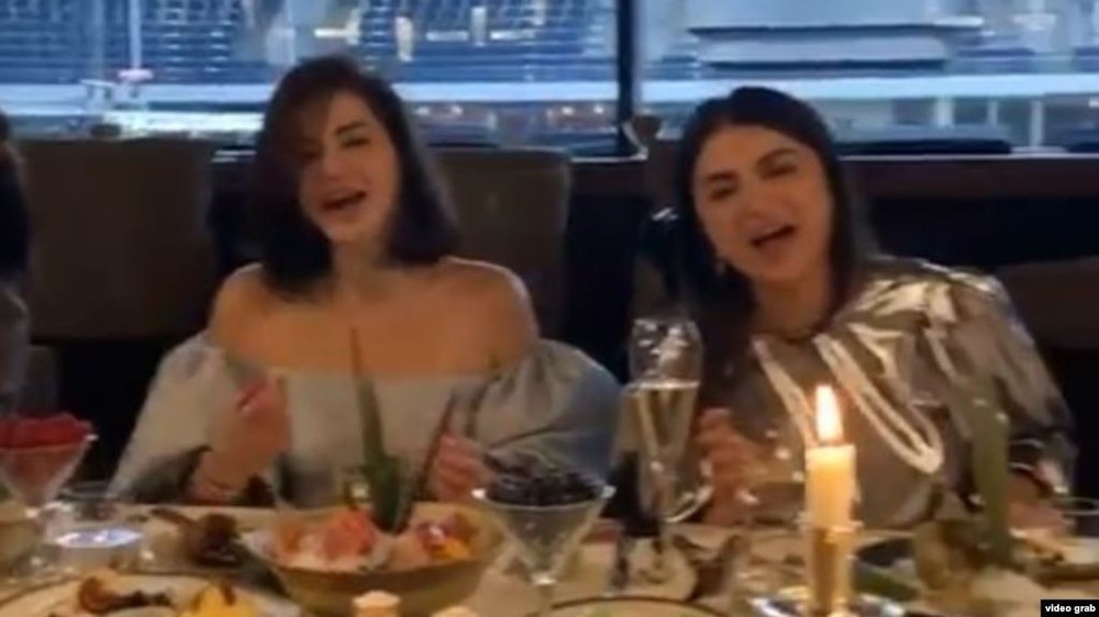 Дочери президента Узбекистана Саида (справа) и Шахноза Мирзиёевы