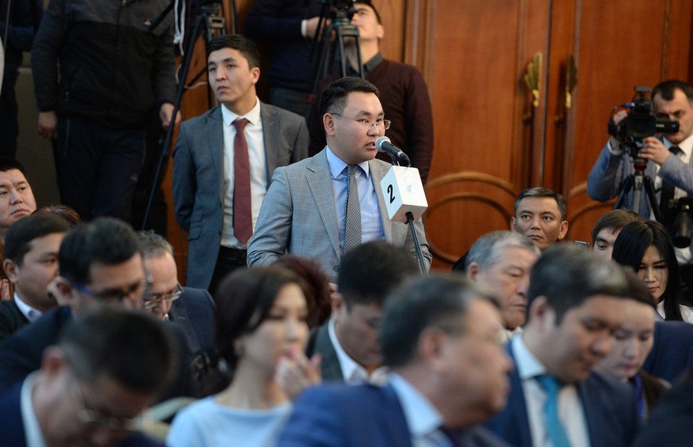 Бакыт Асанов (микрофондо)