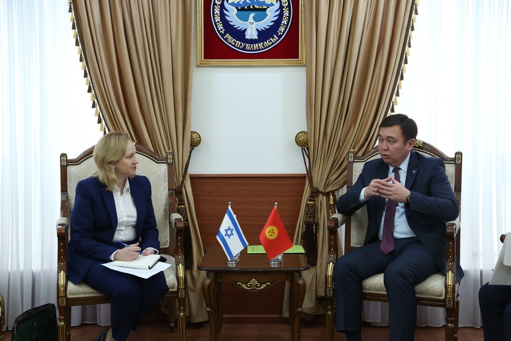 Посол Израиля Лиат Вексельман и замглавы МИД Нурлан Абдрахманов
