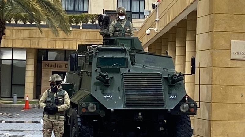 Армия берет под контроль улицы