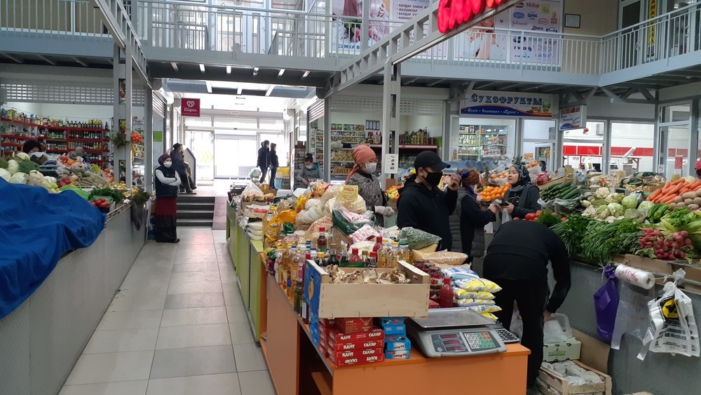 Внутри базара «Чынар» оживленно