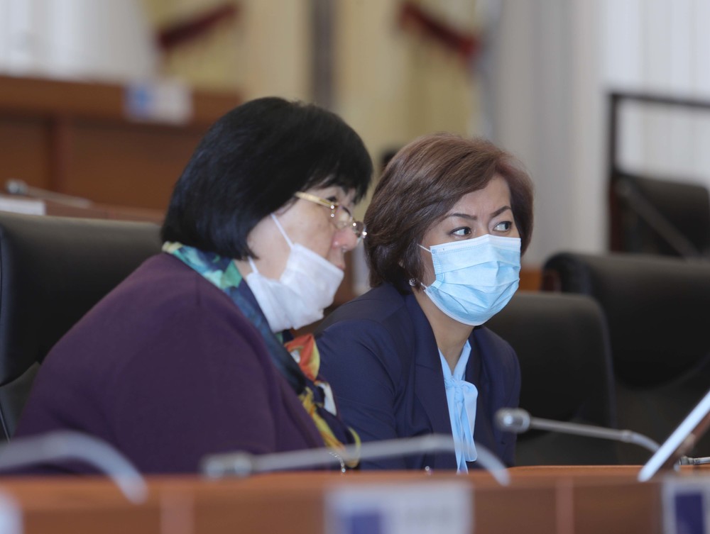 Депутаты Карамат Орозова и Айнура Аскарова