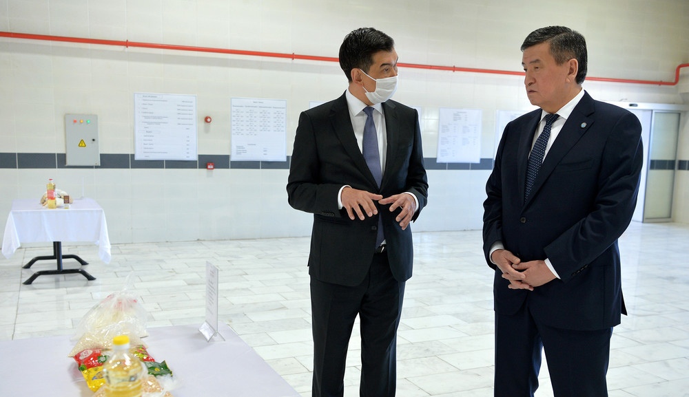 Мэр Азиз Суракматов и президент Сооронбай Жээнбеков