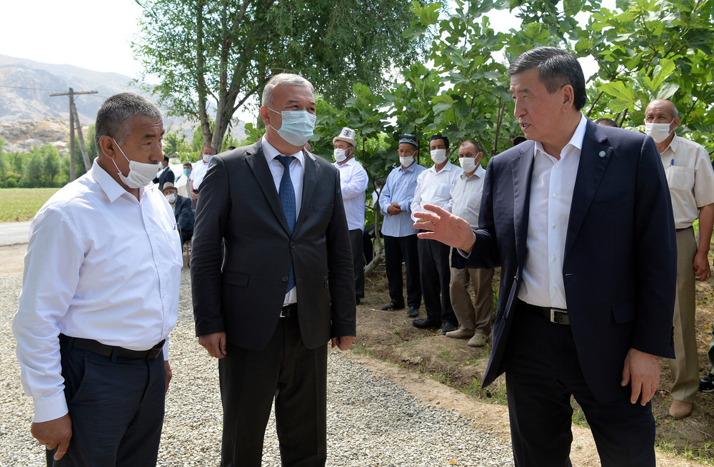 Аким Курбанбек Айтибаев (в пиджаке) и президент Сооронбай Жээнбеков