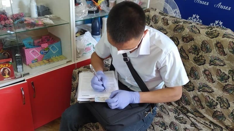 Инспектор выписывает штраф // Иллюстративное фото