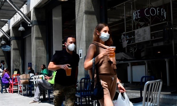 Люди несут пиво на улицу. В Лос-Анджелесе запретили бары в помещениях на 3 недели