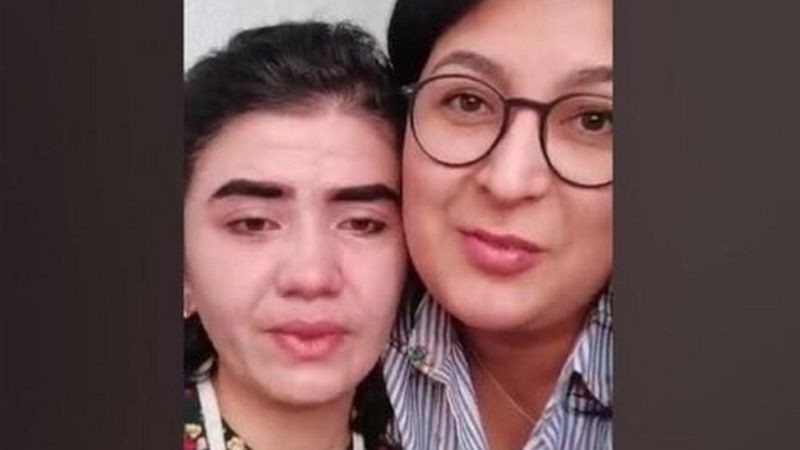 Блогер (справа) и избитая мужем женщина Мустахкам