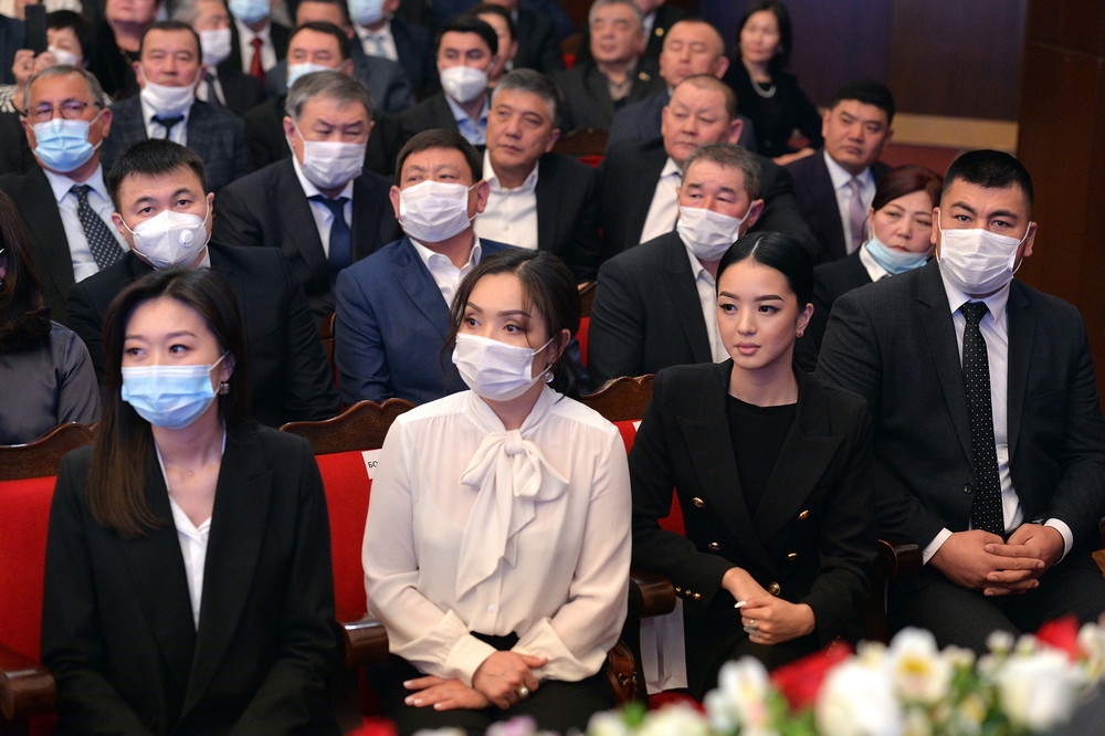 Мисс Кыргызстана-2021 Лаззат Нуркожоева, племянница Жапарова (вторая справа)