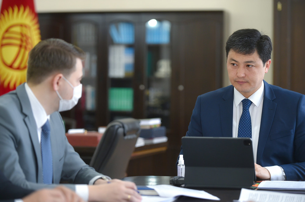 Первый вице-премьер Артем Новиков и премьер Улукбек Марипов