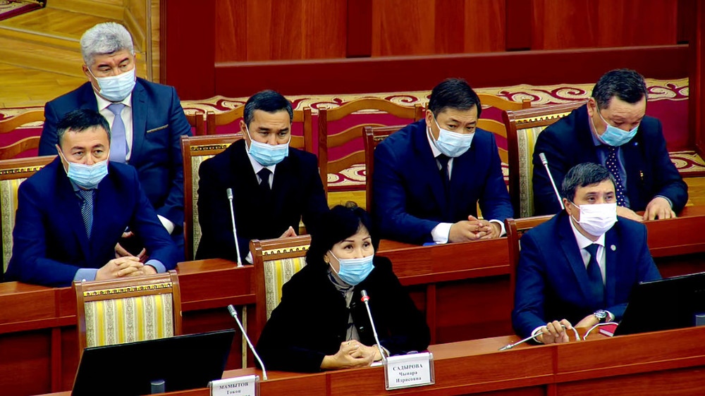 Кандидаты сидят во втором ряду