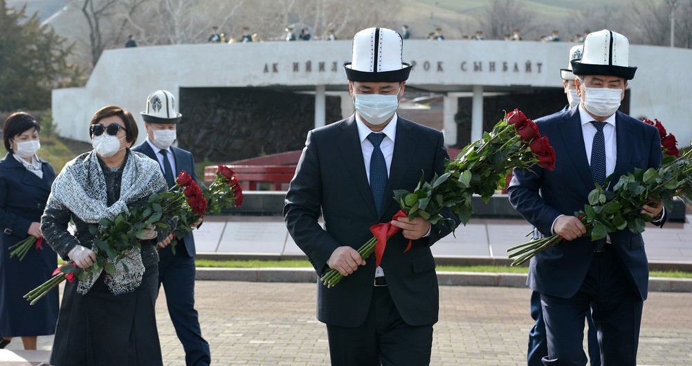 Экс-президент Роза Отунбаева, президент Садыр Жапаров, экс-президент Сооронбай Жээнбеков