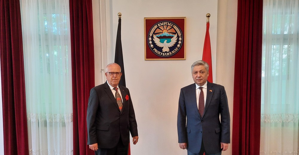 Представитель ОМСП г.Виттенберг Гюнтер Весслау (слева) Посол КР в Германии Э.Абдылдаев (справа)