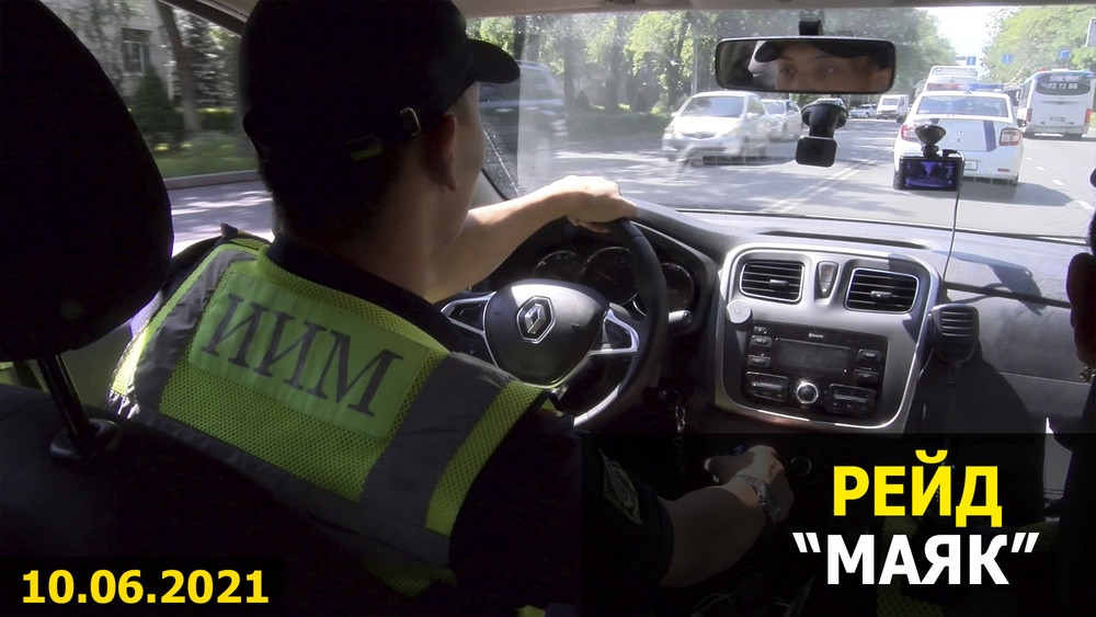 В Бишкеке патрульные оштрафовали водителей, не пропустивших скорую помощь