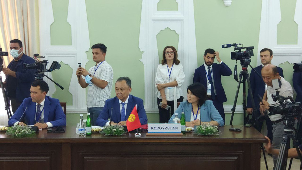 Замминистра МЭФ С.Рысалиев (в центре), директор Департамента туризма К.Кенжематова (справа)