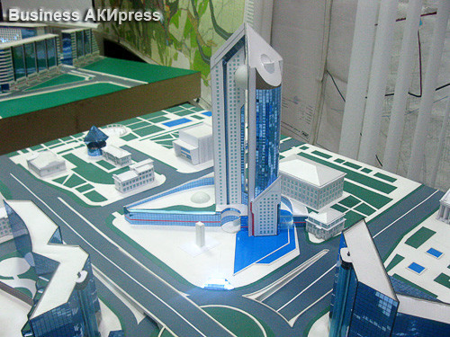 50-этажный небоскреб между библиотекой и памятником Уркуе Салиевой в макете БГА от 2010 года