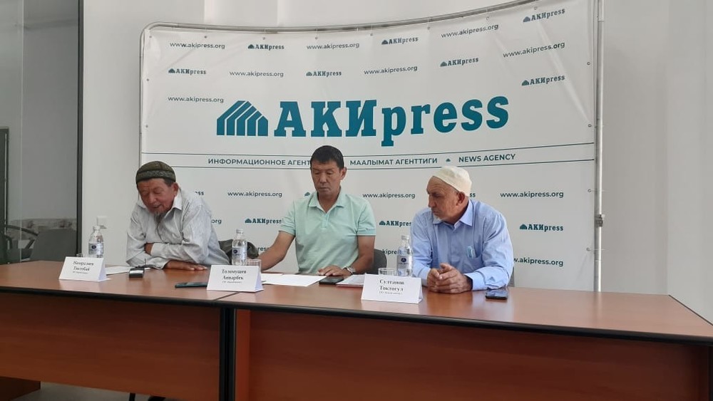 Токтогул Султанов, Анварбек Токтомушев, Токтобай Назаралиев (справо на лево)