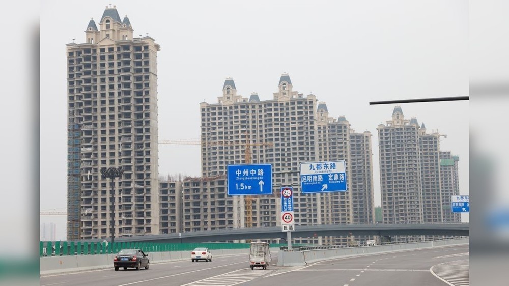 Недостроенный жилой комплекс Evergrande в городе Лоян REUTERS/Carlos Garcia Rawlins