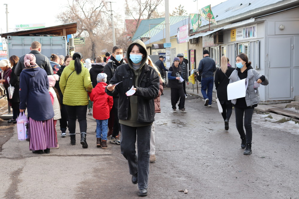 Иллюстративное фото. Волонтеры раздавали листовки и постеры в пользу вакцинации.