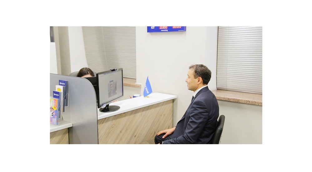 Первым прошел процедуру Face ID Председатель Правления ОАО «РСК Банк» Азизбек Оморкулов