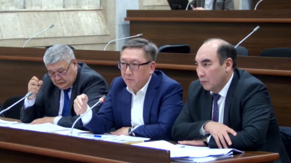 (слева-направо) Замминистра энергетики Т.Ибраев, гендиректор «Бишкектеплосеть» У.Раимбеков, председатель «Нацэнергохолдинг» Т.Байгазиев