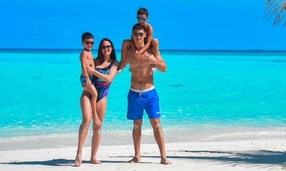 Дмитрий Бивол жубайы жана 2 уулу менен