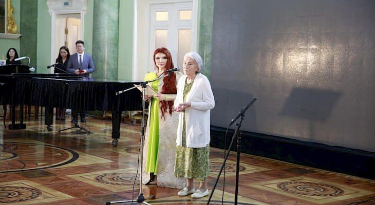 Справа - сестра Ч.Айтматова Роза Айтматова