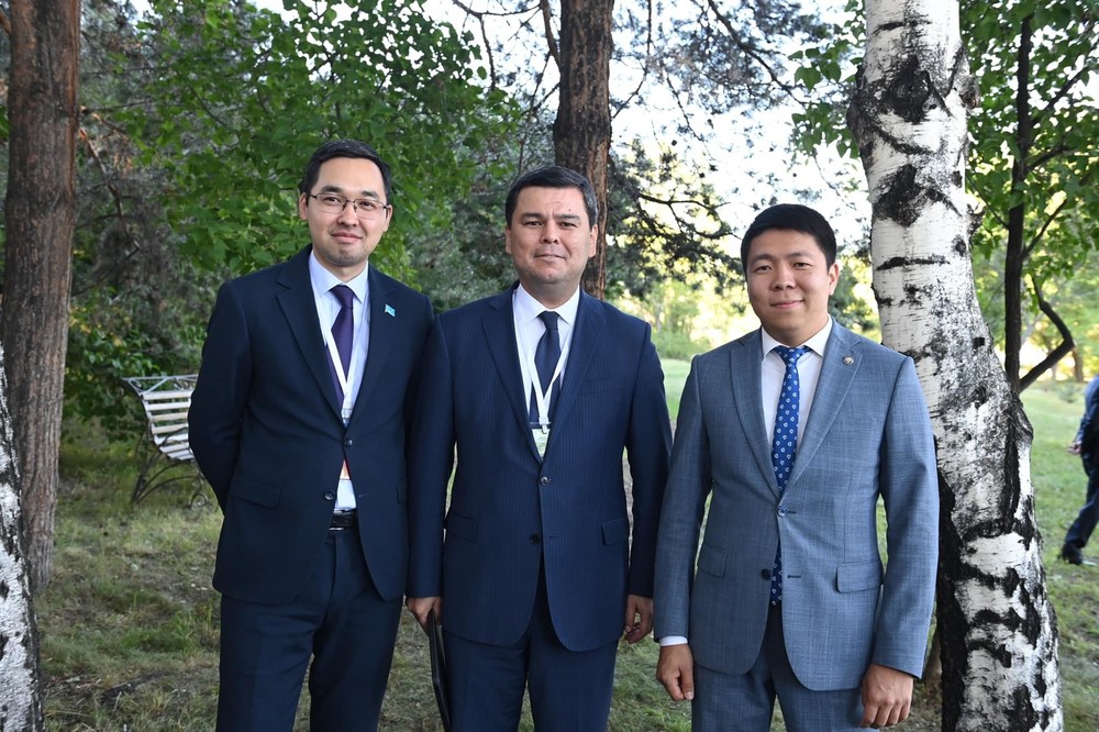 Солдон оңго карай: Р.Желдибаев, Ш.Асадов, Э.Султанбаев