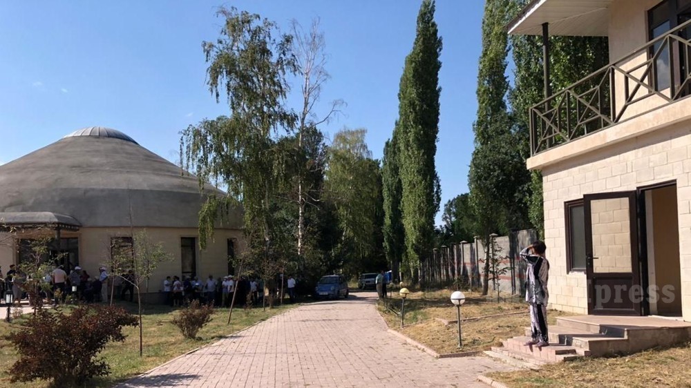 Жилой дом Атамбаева в селе Кой-Таш, который конфисковали