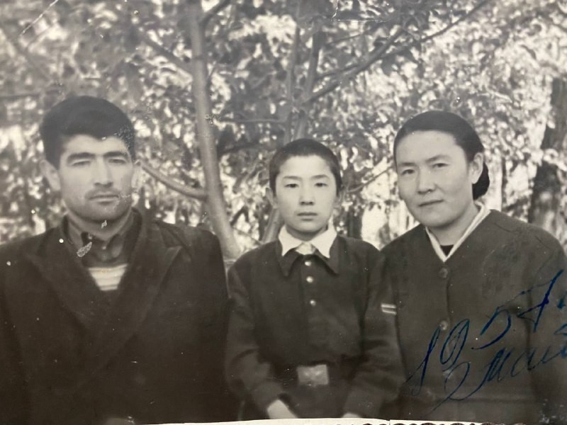 Сайнидин агай ата-энеси менен