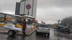 Возле рынка «Мадина» машины припаркованы под знаком «Остановка запрещена». Фото