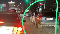 На Сухэ Батора машины паркуют на проезжей части. Фото