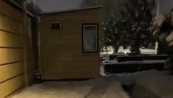 Возле резиденции посла России в Бишкеке тротуар перекрыт постом МВД. Видео