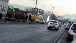 «Киа» объезжает пробку на Некрасова по встречке. Видео