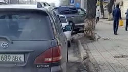 «Тойота» и «Нексия» припаркованы на остановке возле Баткенского рынка. Фото