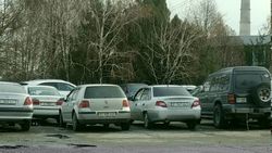 Возле главного входа ТЭЦ водители паркуются на тротуаре. Фото горожанина