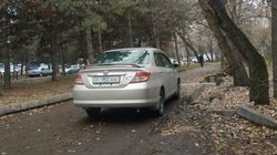 «Фит Ариа» припарковали на тротуаре. Фото