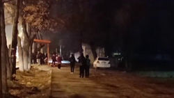 Возле «Айтыш фильм» машины ездят по тротуару и паркуются на газоне. Видео