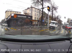 Маршрутка №195 проехала на желтый. Видео