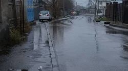 На Кайназаровой во время осадков тротуар заливает водой. Фото горожанина