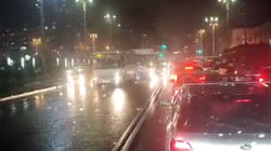 Общественный транспорт не может подъехать к остановке напротив мэрии из-за таксистов. Видео