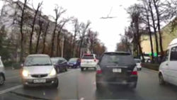 «Хонда» выехала на встречку и создала аварийную ситуацию. Видео