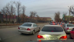 «Мерседес» со штрафами в 30 тыс. сомов едет по встречке. Видео