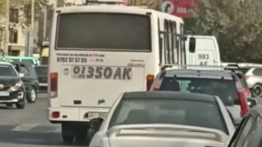 Автобус производит посадку и высадку пассажиров на встречке. Видео