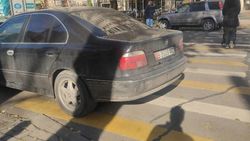 BMW 525 припарковали на «зебре». Фото