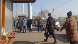 Троллейбус не может подъехать к остановке из-за таксистов. Фото