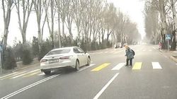 «Камри» едва не сбила школьницу на «зебре». Видео